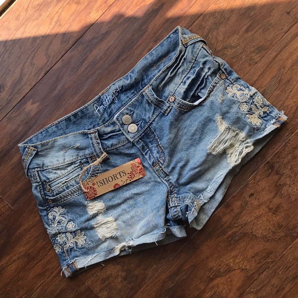 Size 1 light wash Ametyst low rise shorts!